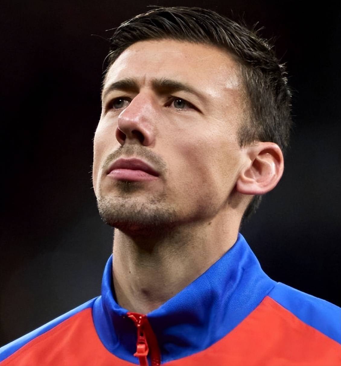 西甲1夜变天！巴萨惨败塞维利亚丢榜首，皇马2分领跑，马竞第6